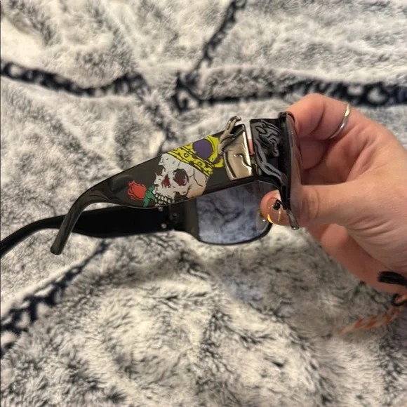 Stylish Black and Sliver Sunglasses Ed Hardy brand skulls on side with 🌹 roses - Picture 2 of 8